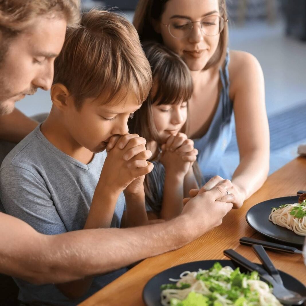deusfrases-de-oracao-para-agradecer-antes-das-refeicoes-deus